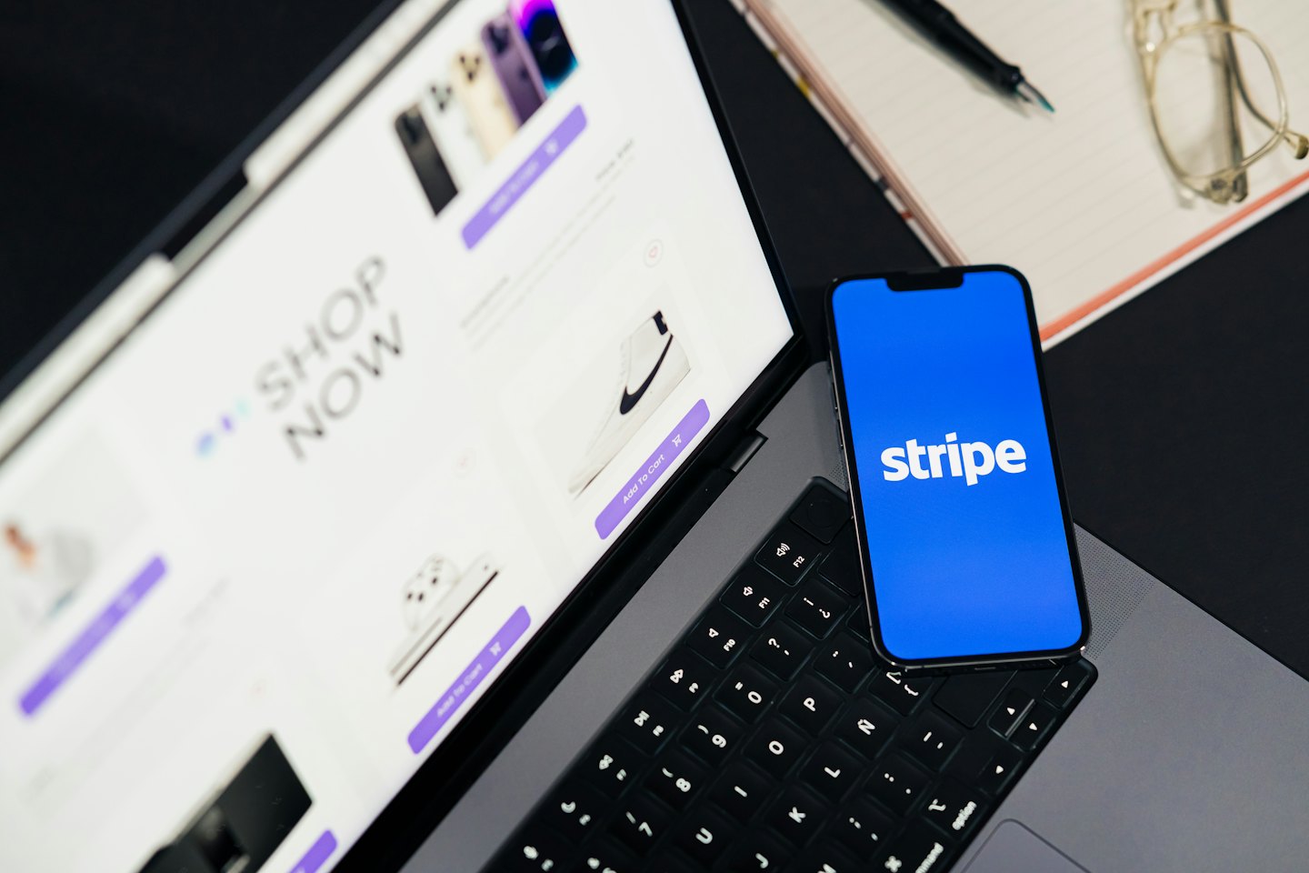 Laptop dan ponsel menampilkan antarmuka belanja dan pembayaran online.